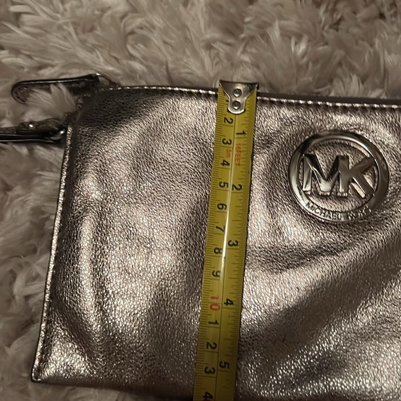 MK wrist bag like new used very few times smoke free - Picture 6 of 7